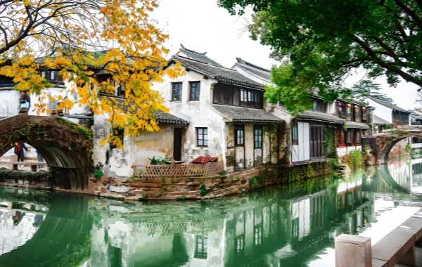 Zhouzhuang: La metamorfosi da Waterlogged Fishing Village a World-Renowned Water Town