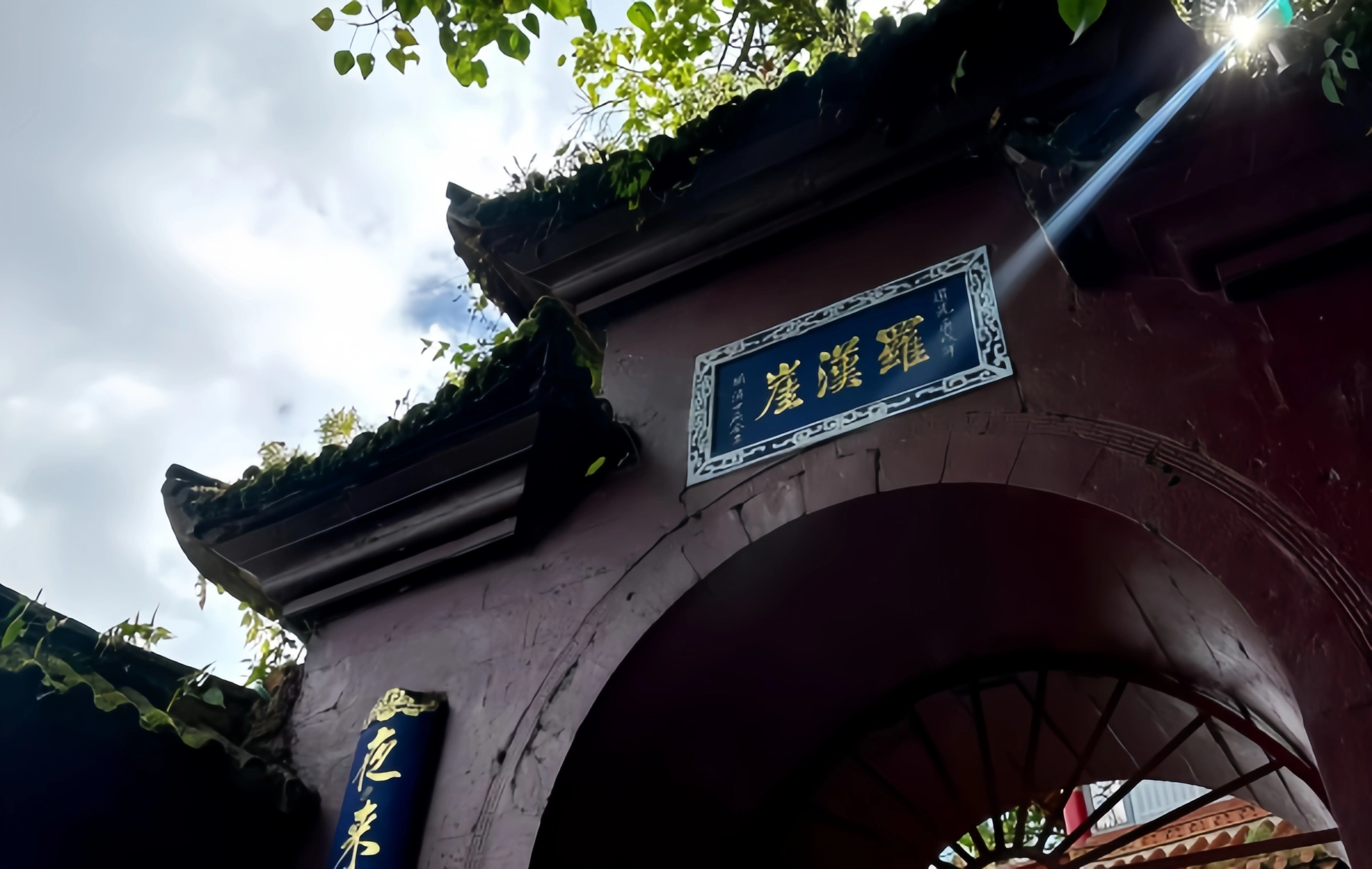 西山龍門:天地湖の上を掛ける石の彫刻の奇跡とトップスカラーの夢-2