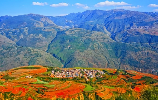 Dongchuan Roter Boden Land: Rainbow Falling to Earth und Epic of Agriculture Civilization-2