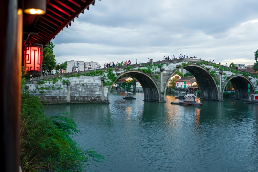 Ponte di Gongchen: Un Guardiano della Gloria del Millennio del Canal Grande Antico