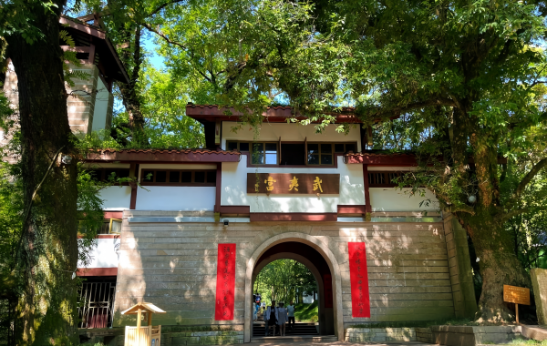 우이 궁전 : Wuyi 문화의 성 사원 (Sacred Temple of Wuyi Culture)은 송 다이너스티 스트리트 (Song Dynasty Street)과 함께 천년 된 도리 사원 (Thousand-Year-Old Taoist Temple Intertwines)이 있습니다.-2