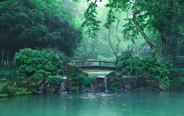 Huanglong Cave:An Adventure to the