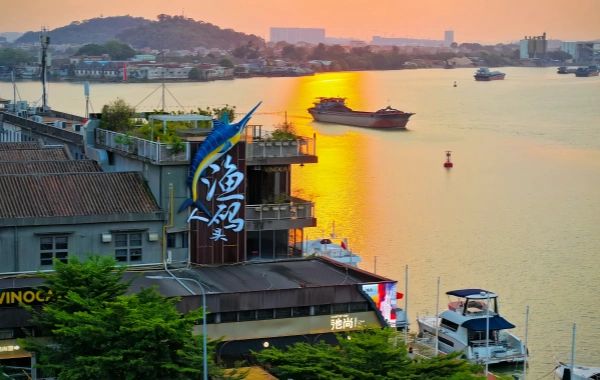 Fisherman's Wharf: Un viaje revitalizado desde Old Industrial Riverbank a New Artistic Waterfront Landmark
