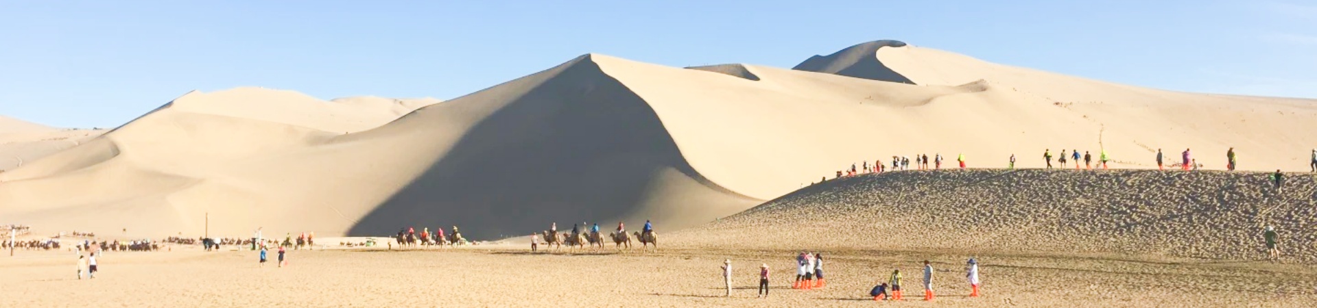 Mingsha Mountain y Crescent Moon Spring