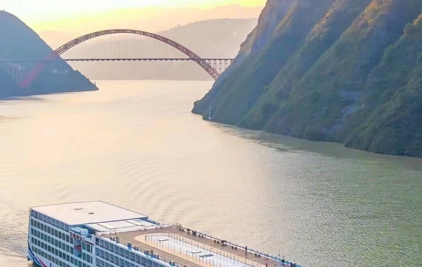 Day 6: Yangtze River Cruise (B, L, D)